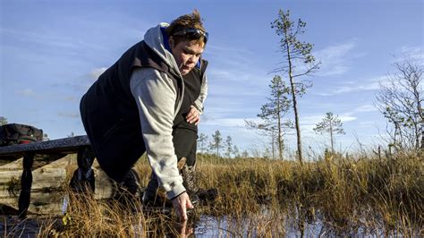 miten koskettaa miestä|Kun nainen ottaa kädellä miehen sukuelimestä kiinni...